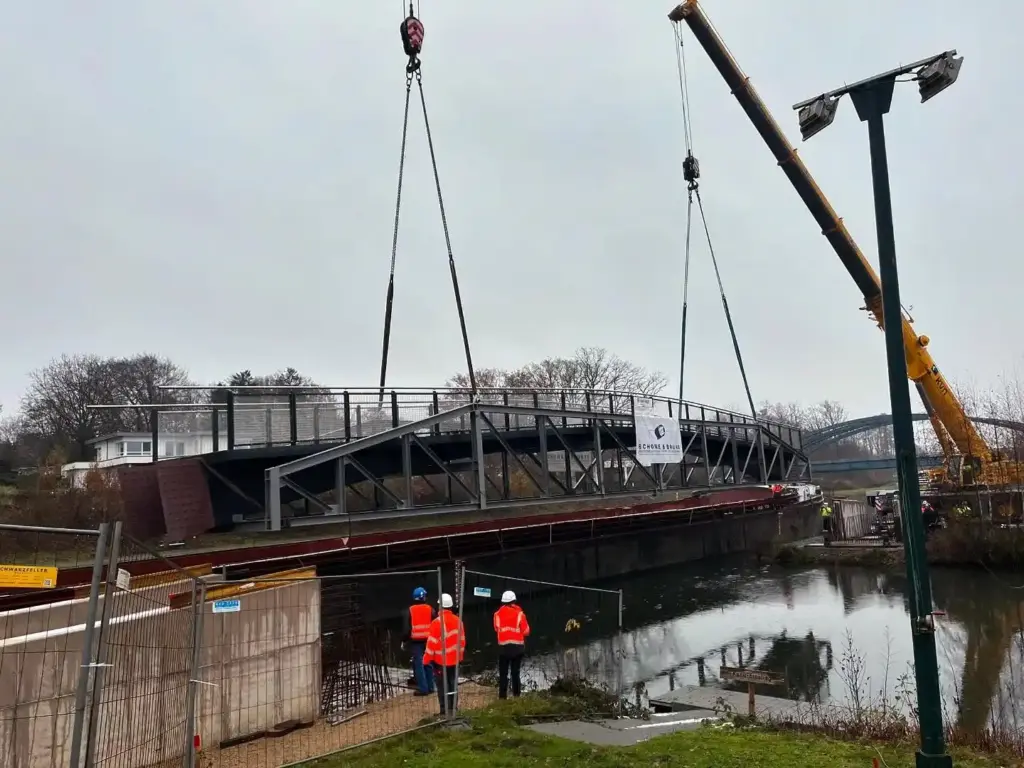 Brückenarbeit am Stichkanal 1 Einschwimmen und Einhub der Brücke