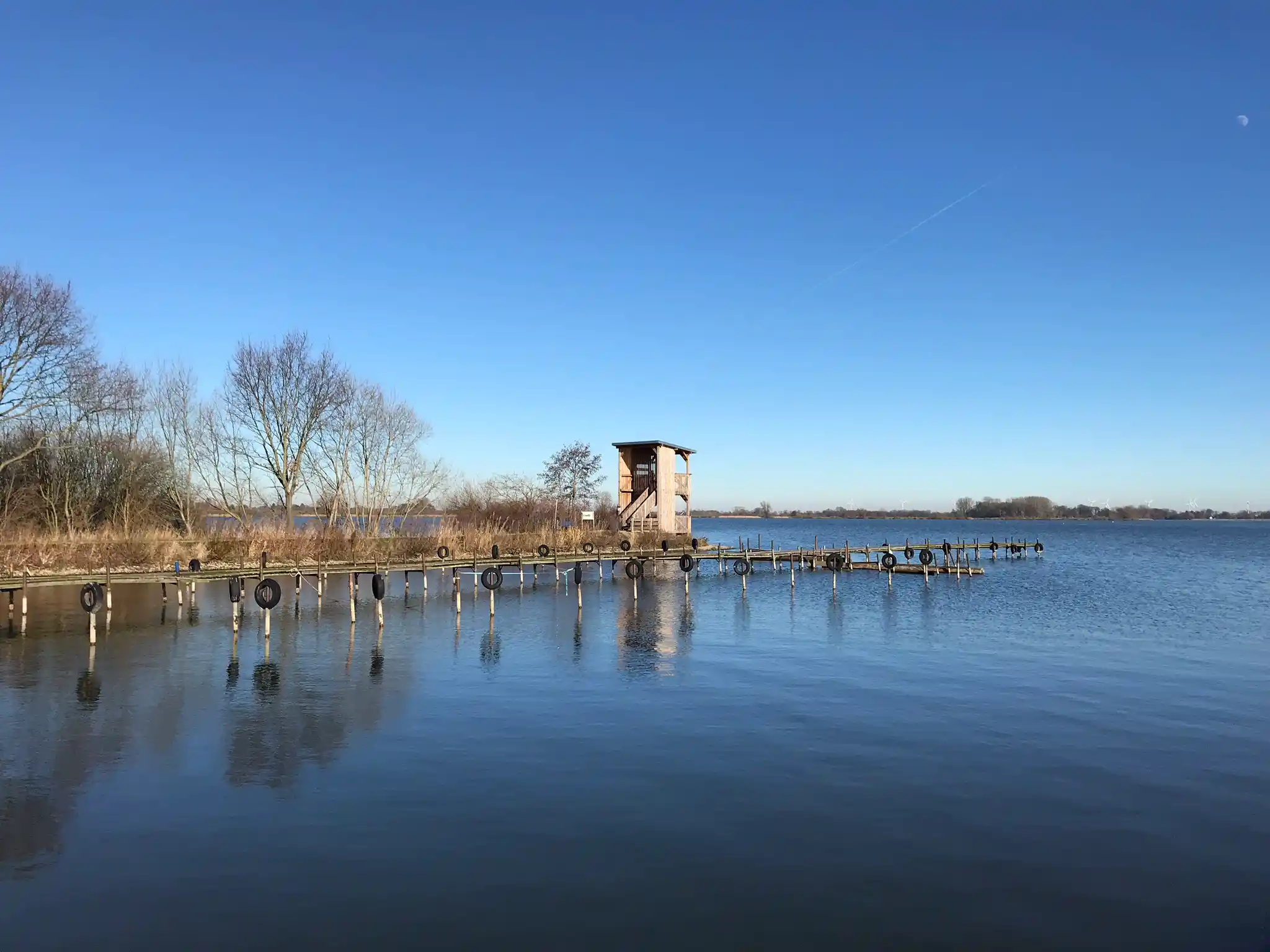 Aussichtsturm am Dümmer im Olgahafen 2019 Aufnahme zeigt den Aussichtsturm mit einem Steg und dem Dümmersee. Fotografiert von der rechten Seeseite.