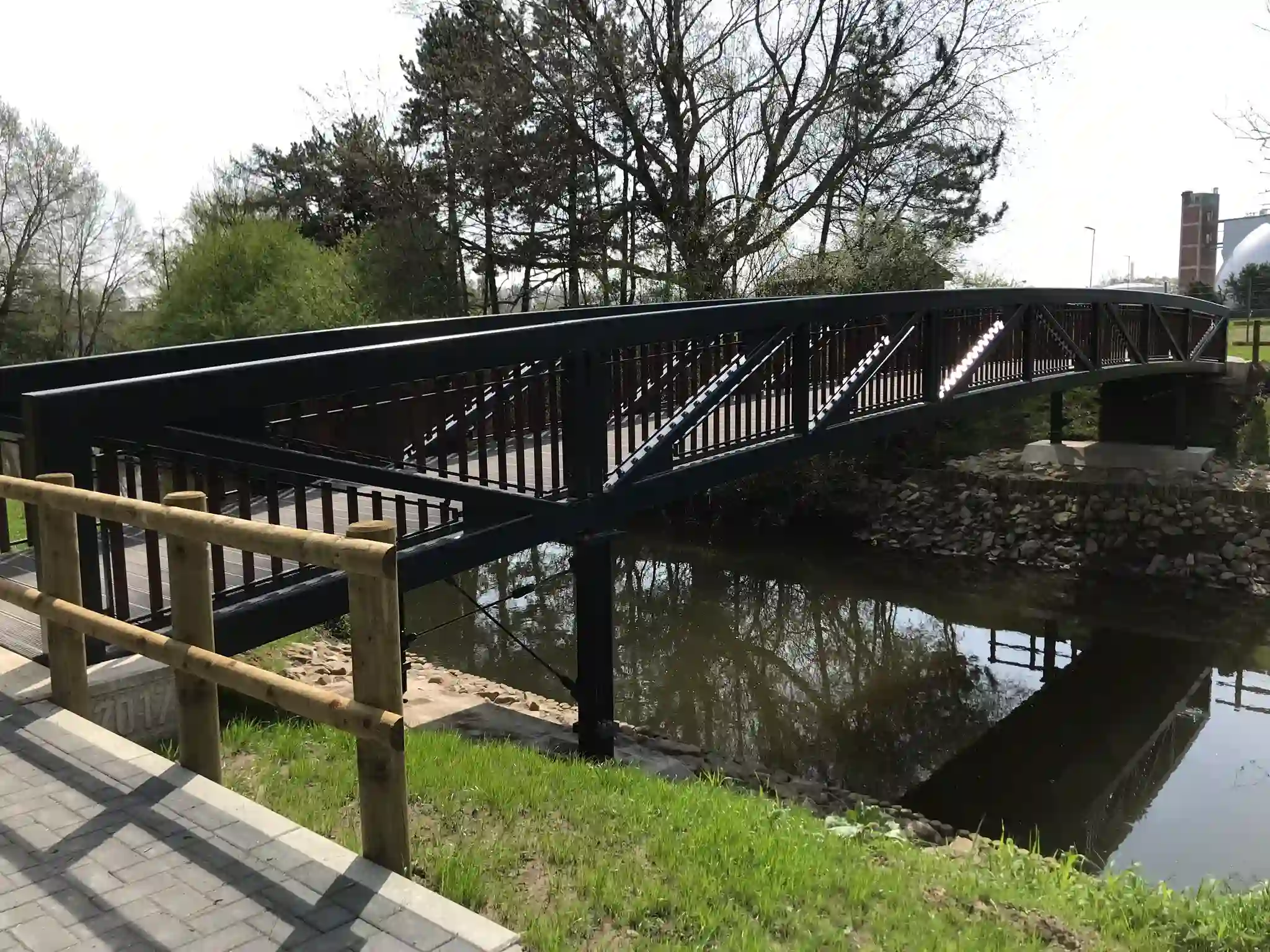 Fuss- und Radwegbrücke über die Hase in Osnabrück 2018. Fotografie zeigt die komplette Brücke von der rechten Seite aus aufgenommen.