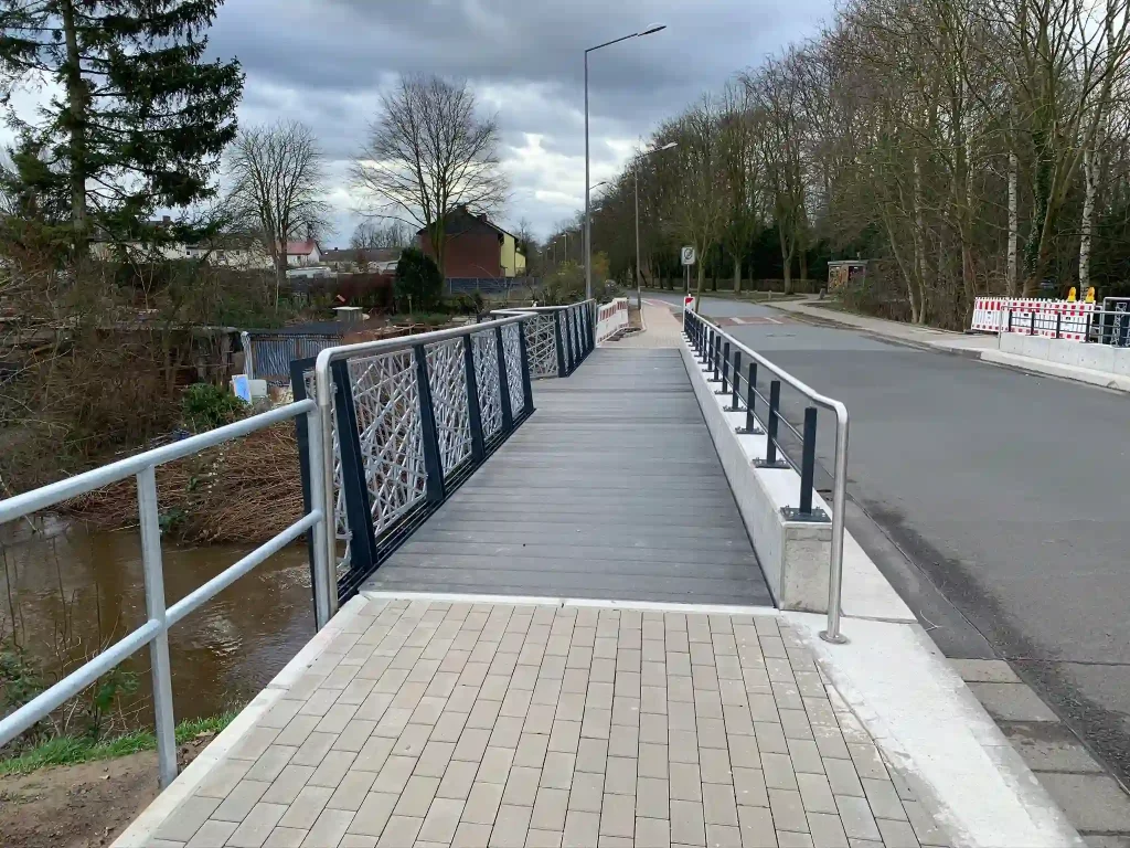 Umbau der Brücke Hohenstaufenring in Minden 2020. Fotografie zeigt den Übergang vom Gehweg auf den Fußgänger-Teil der Brücke.