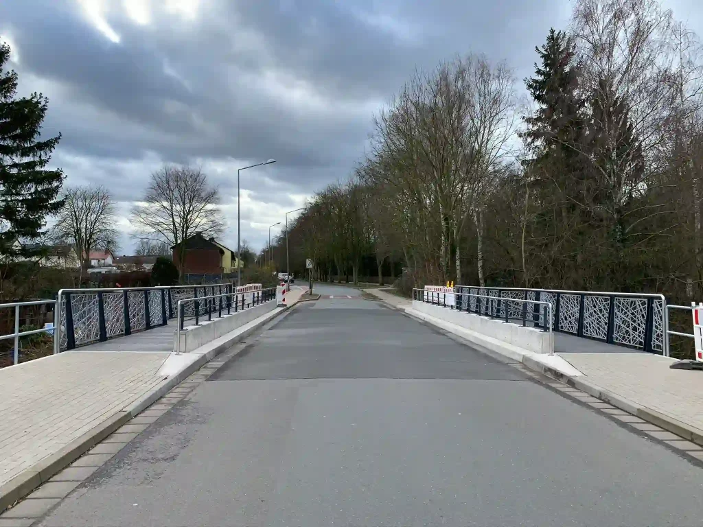 Umbau der Brücke Hohenstaufenring in Minden 2020. Fotografie zeigt die Brücke mit dem Mittelteil für PKWs und Fahrräder, sowie links und rechts die Fußgänger-Bereiche.