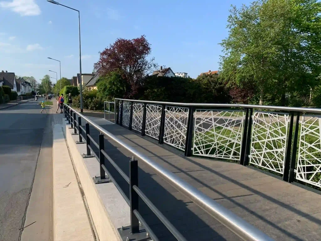 Umbau der Brücke Hohenstaufenring in Minden 2020. Fotografie wurde von der Brückenmitte aus aufgenommen und zeigt das Geländer, sowie die Aussichts-Ausbuchtung der Brücke.