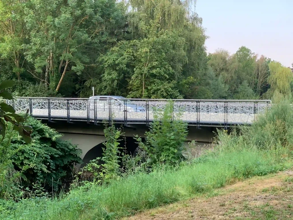 Umbau der Brücke Hohenstaufenring in Minden 2020. Fotografie zeigt die komplette Brücke von der linken Seite aus aufgenommen.