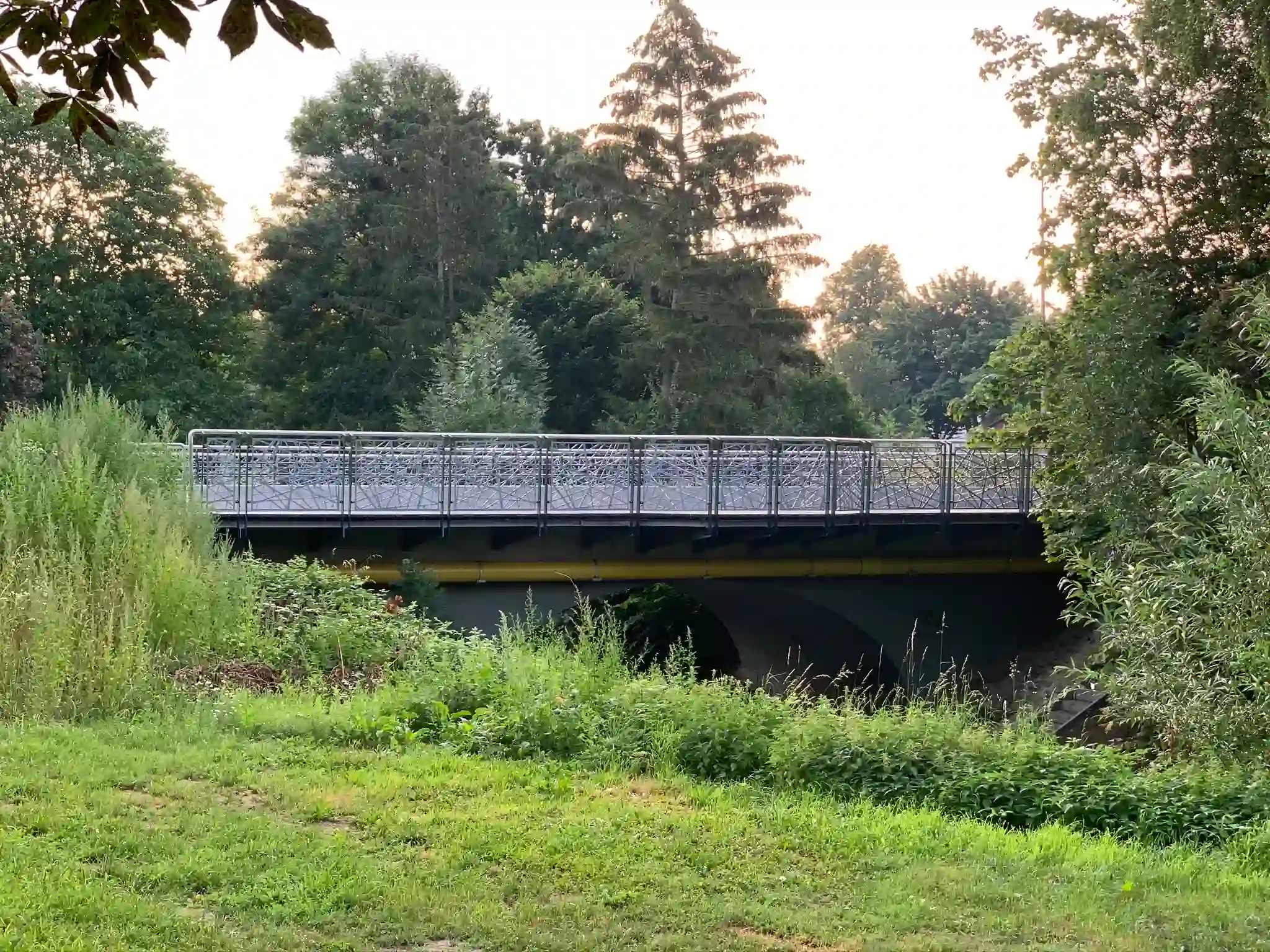 Umbau der Brücke Hohenstaufenring in Minden 2020. Fotografie zeigt die komplette Brücke von der rechten Seite aus aufgenommen.