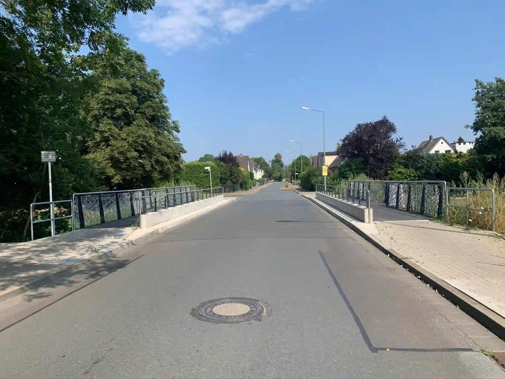 Umbau der Brücke Hohenstaufenring in Minden 2020. Fotografie zeigt die Brücke mit dem Mittelteil für PKWs und Fahrräder, sowie links und rechts die Fußgänger-Bereiche von der anderen Seite aus betrachtet.