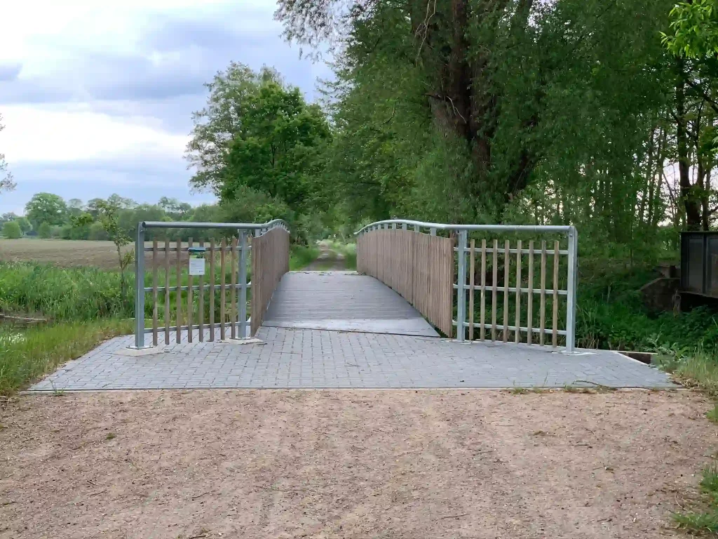 Fuss- und Radwegbrücke über die Lohne in Diepholz 2020. Fotografie zeigt den Übergang vom Gehweg auf die Brücke.