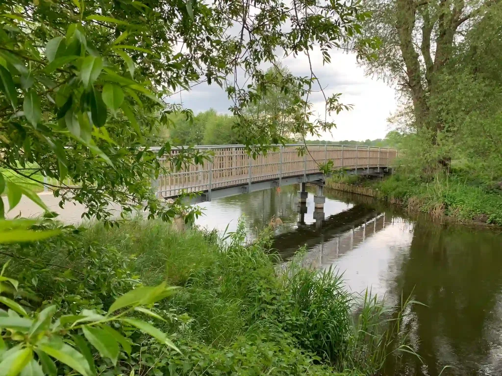 Fuss- und Radwegbrücke über die Lohne in Diepholz 2020. Fotografie zeigt die komplette Brücke von rechts aufgenommen.