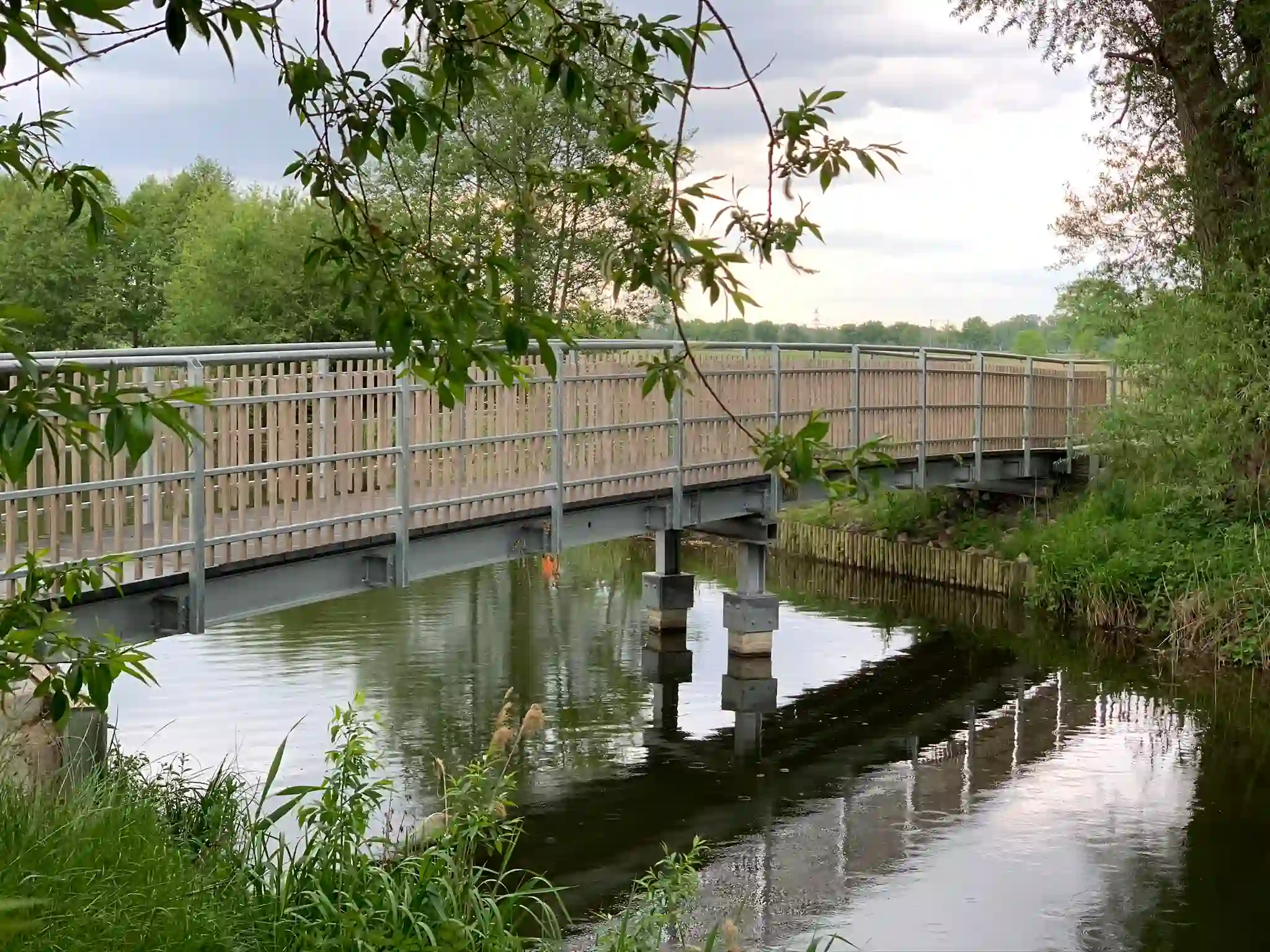 Fuss- und Radwegbrücke über die Lohne in Diepholz 2020. Fotografie zeigt die Brücke in Nahaufnahme von der rechten Seite.